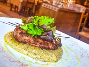 Typisches Gericht mit Polenta aus der Baita Monte Corno