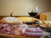 Platte mit Aufschnitt und Käse der Berghütte Malga Ronchetto