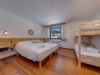 Zimmer mit Doppelbett und Etagenbett