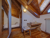 Dreibettzimmer mit Holzdach