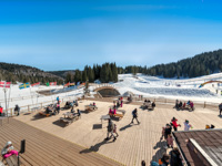 Blick vom Zimmer auf die Terrasse und die Skipisten