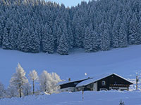 Rifugio valmaron fa capolino tra la neve