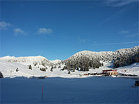 Vista di larci piste e rifugio