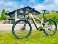 Elektrofahrrad vor der Valmaron-Hütte