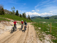 Sonne, E-Bike und Freiflächen auf dem Asiago-Plateau