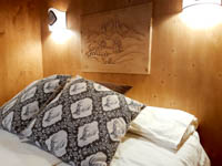Camera alpina cuscini su letto matrimoniale