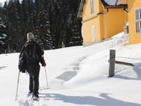 Donna con ciaspole sulla neve