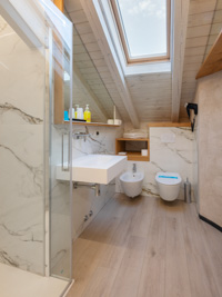 Wellness E Relax Hotel Erica Asiago marble and wood bathroom