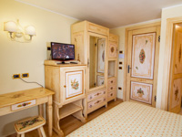 The characteristic hand-painted décor of the beige rooms
