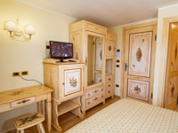 The characteristic hand-painted décor of the beige rooms