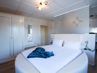 Junior Suite Room with round double bed
