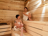Persone in sauna area wellness