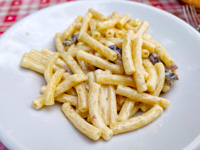 Pasta dish with cream and mushrooms