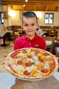 Lorenzo con pizza lorenzo portrait
