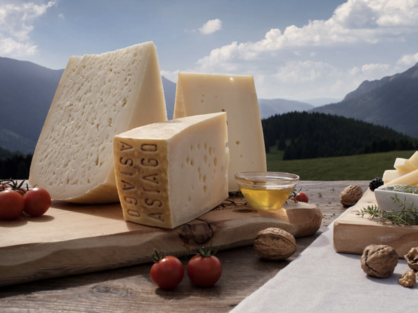 Asiago PDO cheese cutting board plateau