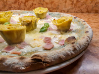 Pizza with artichokes and spirulina dough