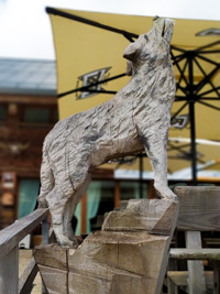 Wolf carved in wood on the terrace of the shelter