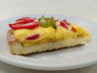 Cream tart with fruit