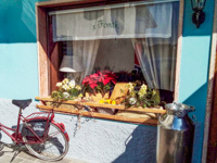 Flowers at the window of the Tre Fonti restaurant