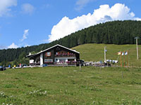 Veduta del rifugio in estate