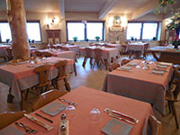 Sala apparecchiata ristorante rifugio verenetta