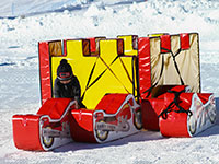 Bambino gioca sulla neve winter park val formica