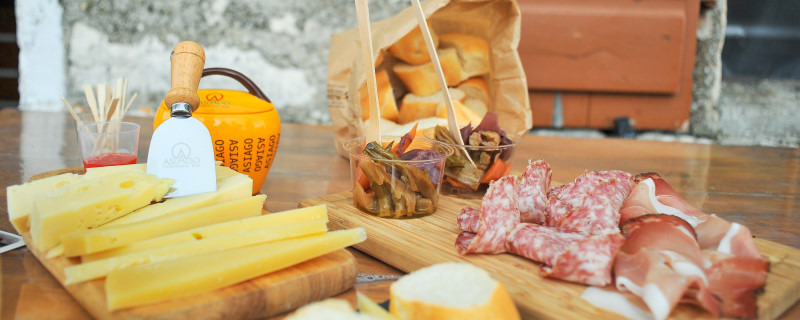 Typical products of the Asiago plateau and points of sale