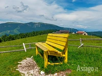 La panchina gigante gialla a Cima Ekar