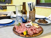 Soppressa und Käseplatte mit Beilage