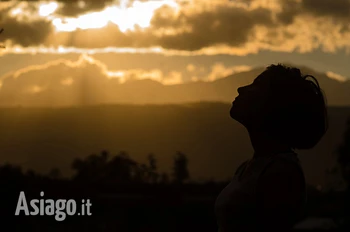 Yoga al tramonto sull'Altopiano di Asiago