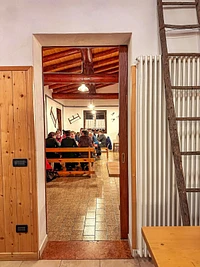 A pranzo nell'accogliente sala del Rifugio bar Alpino