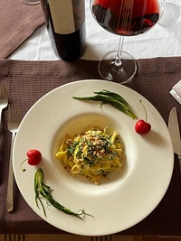 Tagliatelle all'uovo fatte dal nostro chef con agretti freschi, crema al gorgonzola e granella di nocciole tostate