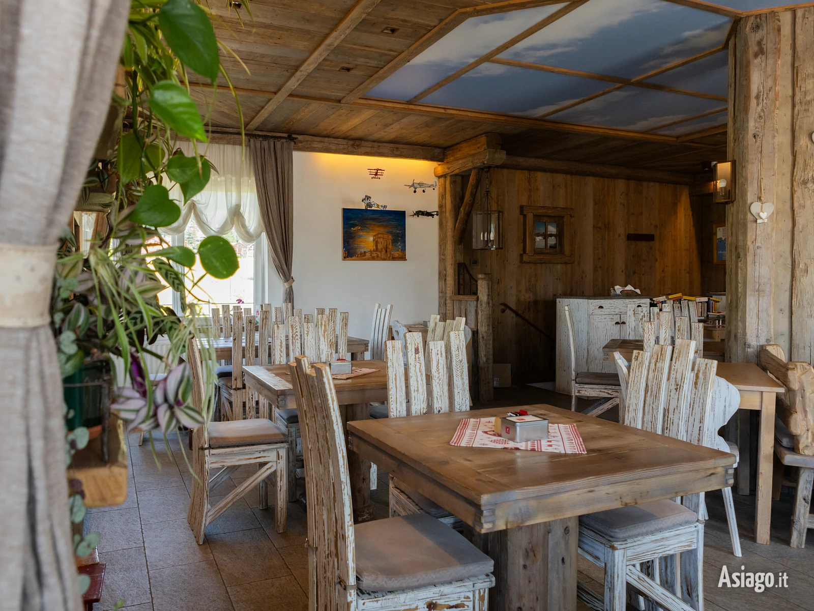 L'accogliente sala del ristorante Aeroporto d'Asiago
