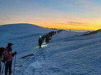 Schneeschuhwandern im Licht des Sonnenuntergangs 