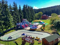 Blick auf den großen Spielplatz des Hotels Da Barba