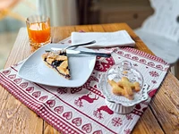 Biscotti a forma d'aereo e crostata fatta in casa