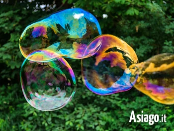 Spettacolo di bolle di sapone giganti sull'Altopiano di Asiago