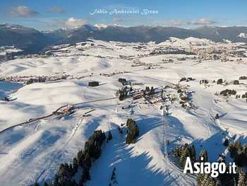 Altopiano di Asiago dal parapendio di Fabio Ambrosini Bres proiezione docufilm