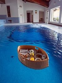 Schwimmendes Frühstück im beheizten Pool