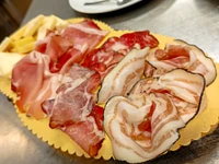 Platte mit Aufschnitt und Käse aus Asiago