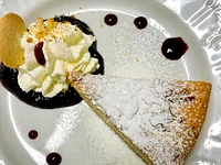 Weicher Mandelkuchen mit Sahne und Kirschmarmelade 2