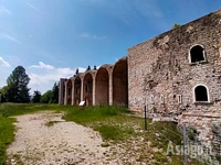 Die Fassade des Zerbrochenen Forts mit seinen riesigen Bögen