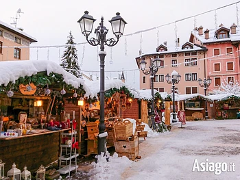 Mercatino di Natale a Gallio con neve