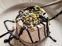 Semifreddo mit Pistazienkörnern