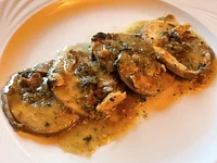 Gebratenes Kaninchen gefüllt mit Löwenzahn und Marker