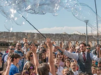 Fabio Saccomani spettacolo di bolle di sapone a Roana per il Cucu Festival 2026