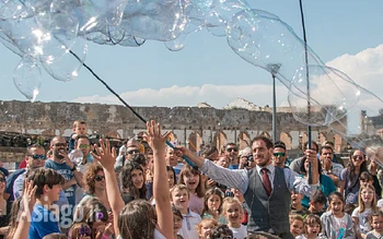 Fabio Saccomani spettacolo di bolle di sapone a Roana per il Cucu Festival 2026