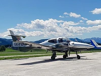 Aereo in sosta con vista sull’Altopiano dei Sette Comuni