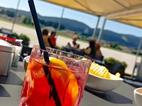 Spritzen, Pommes frites und plaudern in der Sonne