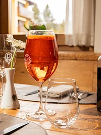Ein köstlicher Spritz zum Schlürfen am Tisch